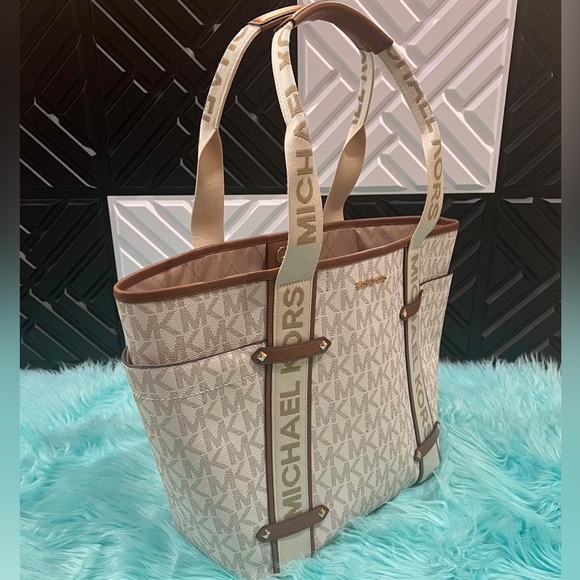 MICHAEL Michael Kors Maeve Large Logo
Monogram Open Tote Vanilla. NWT - Picture 2 of 9